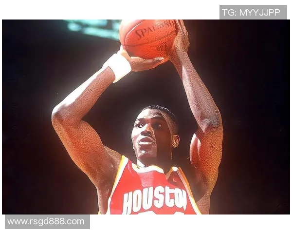 哈基姆·奥拉朱旺：从内线巨星到篮球智慧的代言人